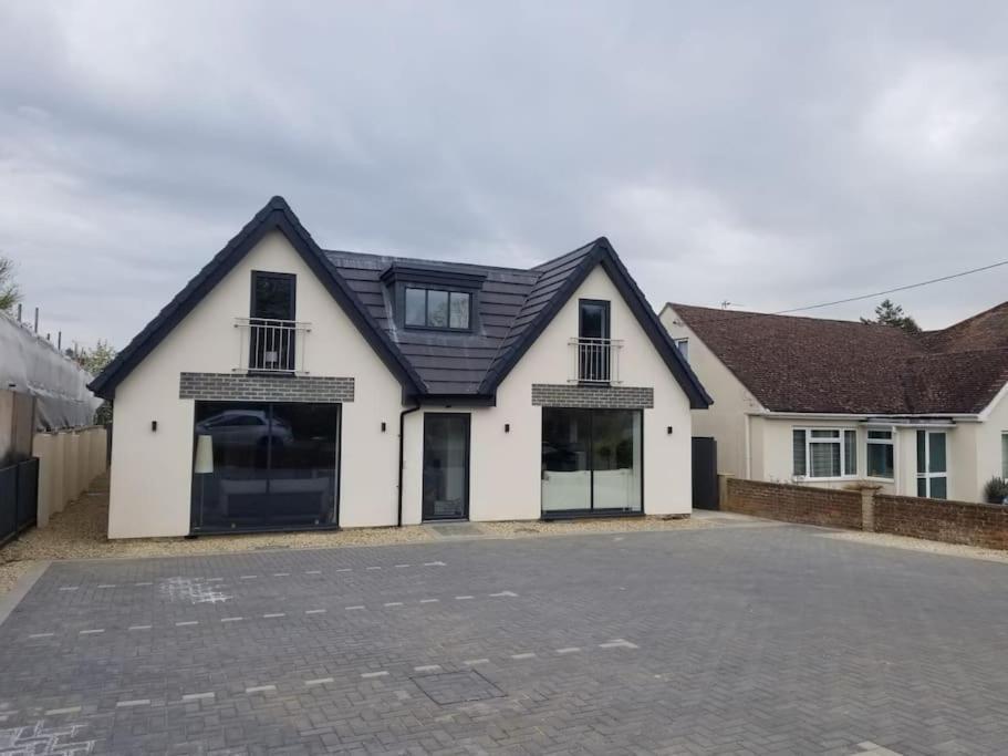 Evergreen Lodge - Two Bed Lux Flat - Parking, Garden, Patio, Wifi, Netflix - Close To Blenheim Palace & Oxford - F3 Kidlington Εξωτερικό φωτογραφία