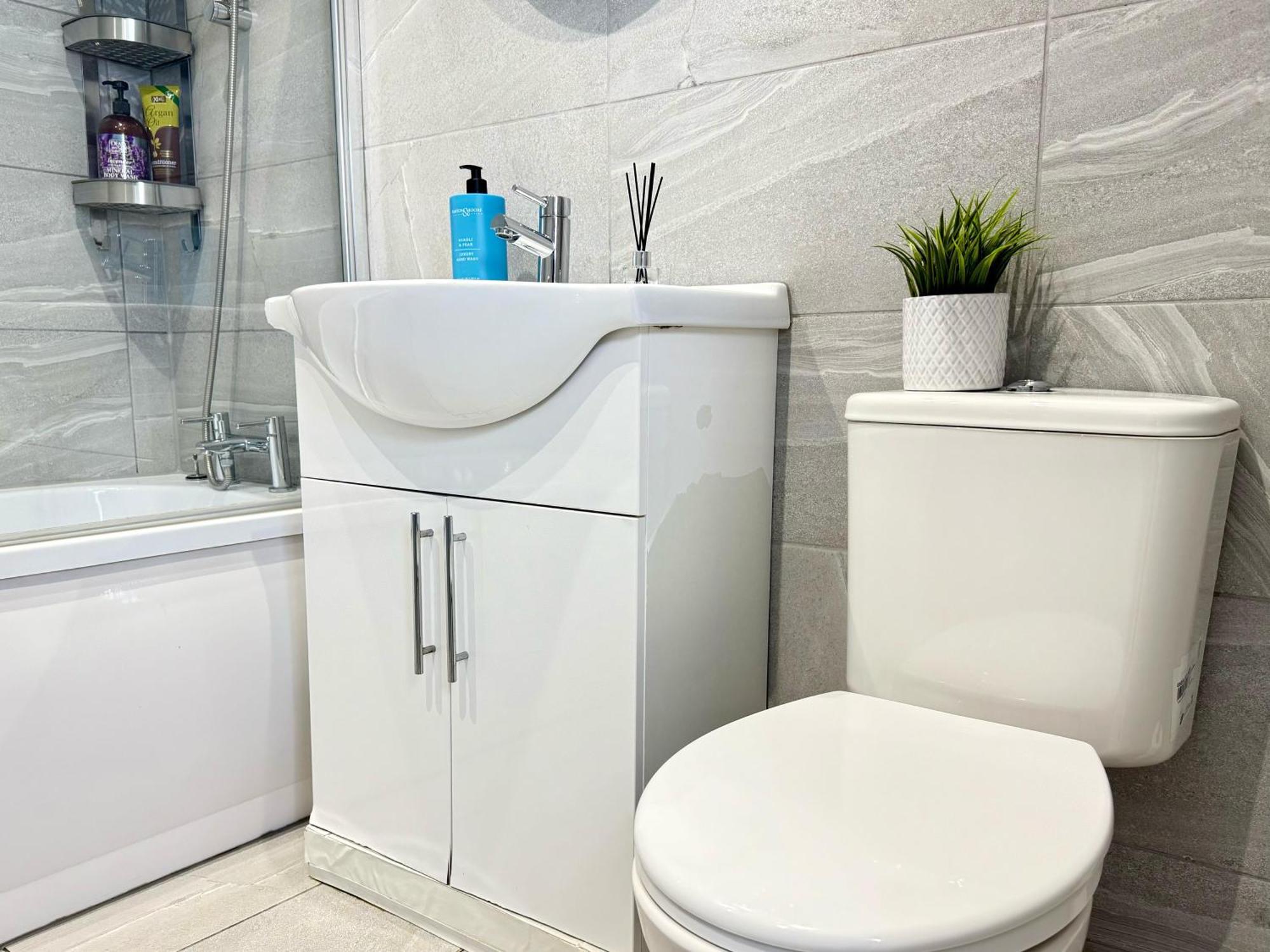 Evergreen Lodge - Two Bed Lux Flat - Parking, Garden, Patio, Wifi, Netflix - Close To Blenheim Palace & Oxford - F3 Kidlington Εξωτερικό φωτογραφία