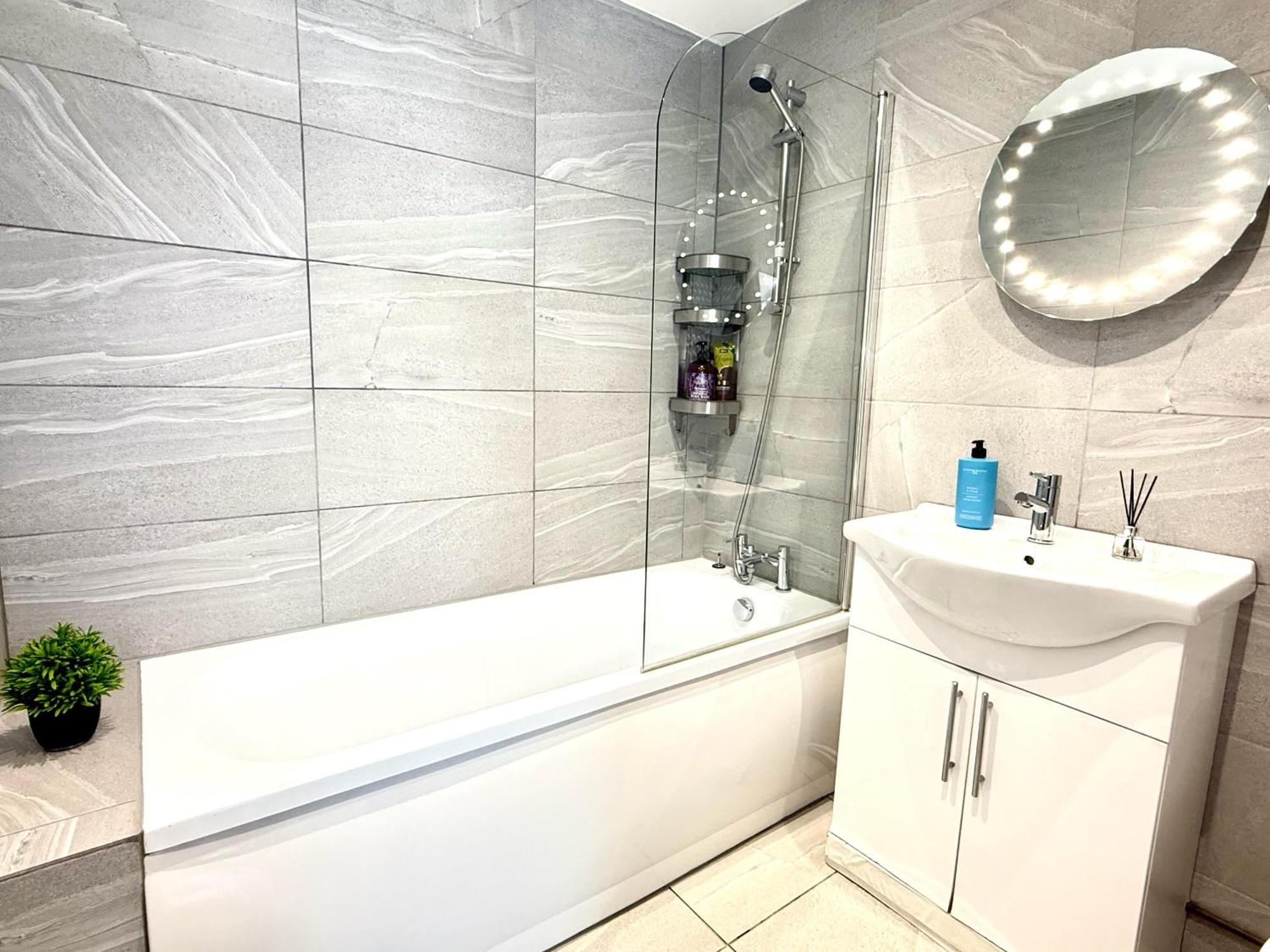 Evergreen Lodge - Two Bed Lux Flat - Parking, Garden, Patio, Wifi, Netflix - Close To Blenheim Palace & Oxford - F3 Kidlington Εξωτερικό φωτογραφία