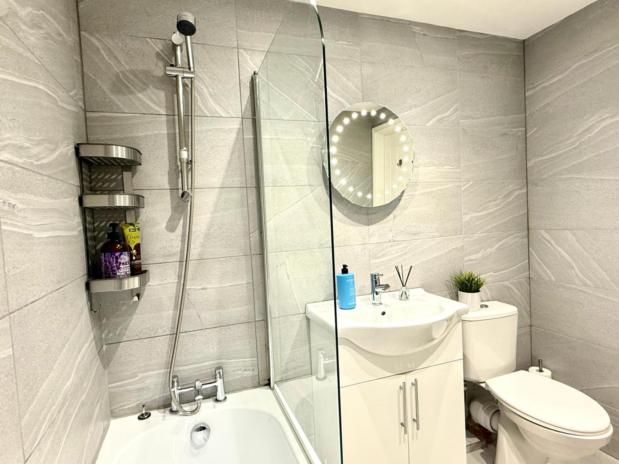 Evergreen Lodge - Two Bed Lux Flat - Parking, Garden, Patio, Wifi, Netflix - Close To Blenheim Palace & Oxford - F3 Kidlington Εξωτερικό φωτογραφία